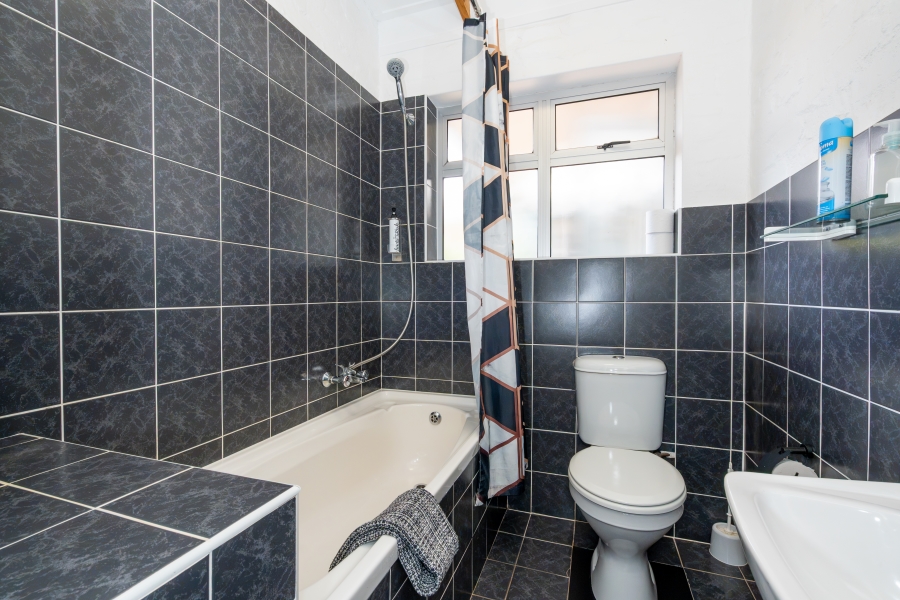 6 Bedroom Property for Sale in Middedorp Western Cape